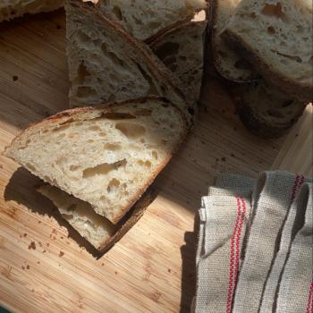 Bread Pitt Round loaf first slice